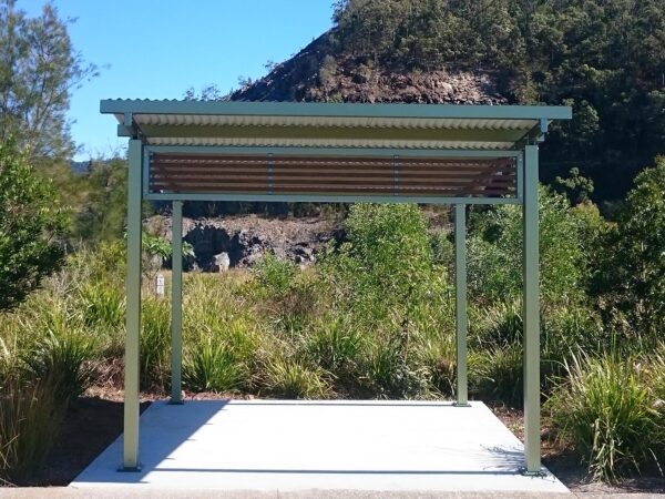 4x4 Louvre Panel and Kwila Finish Slats Screening