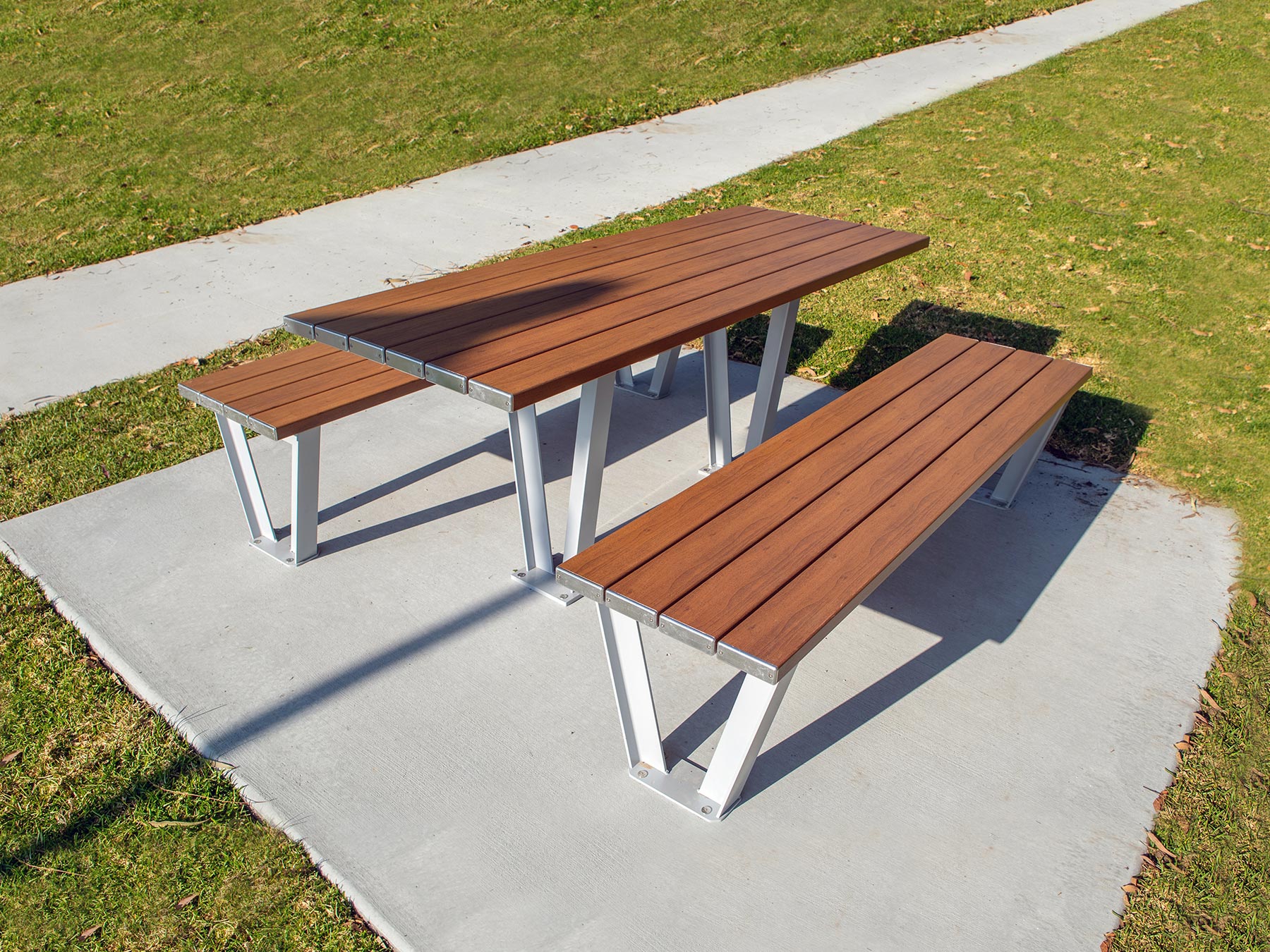 Monaco Aluminium Table Setting with TimberMatch